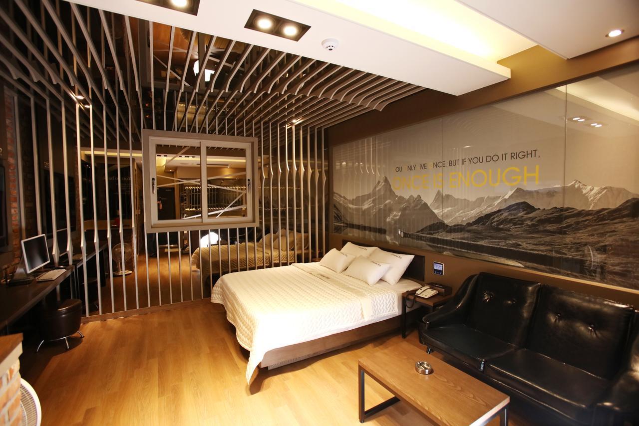 Hotel Yolo Chongnae-dong Exterior photo