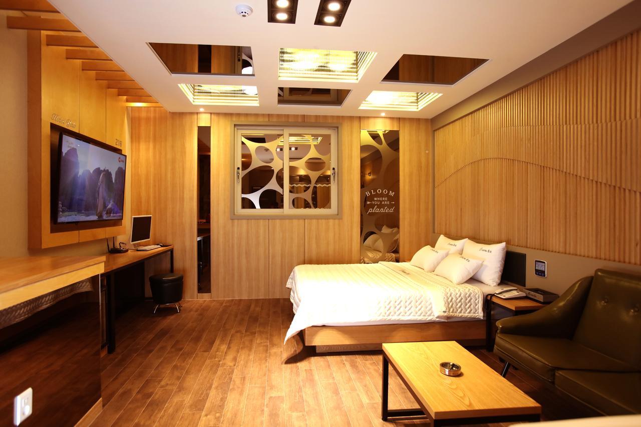 Hotel Yolo Chongnae-dong Exterior photo